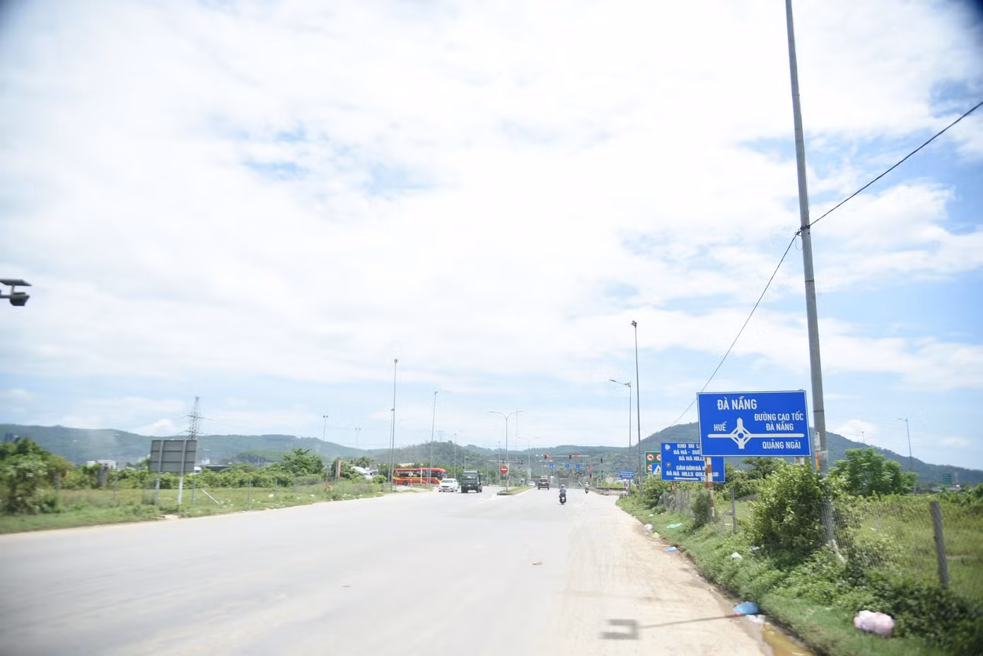 Dự án sẽ đầu tư xây dựng hoàn thiện nút giao khác mức liên thông trên nguyên tắc tận dụng tối đa phần tuyến đã được đầu tư xây dựng của dự án đường cao tốc Đà Nẵng - Quảng Ngãi. Dự án sẽ đầu tư xây dựng hoàn thiện nút giao khác mức liên thông trên nguyên tắc tận dụng tối đa phần tuyến đã được đầu tư xây dựng của dự án đường cao tốc Đà Nẵng - Quảng Ngãi.