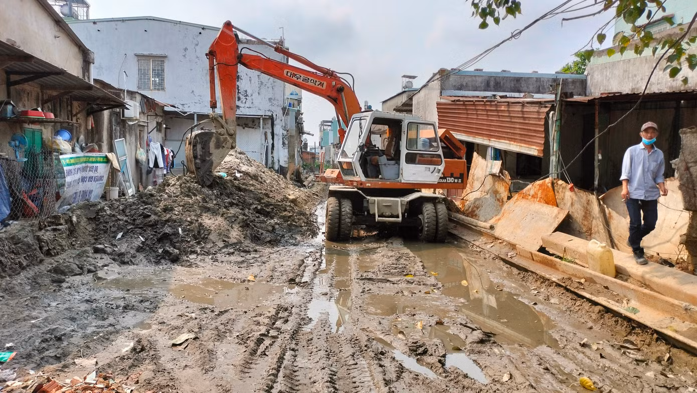 Dự án cống thoát nước Khe Cạn đoạn từ chợ Chiều đến khu dân cư Phước Tường thuộc địa phận các tổ 12, 13, 14, phường Hòa An, quận Cẩm Lệ dài 1.318m. Dự án bắt đầu từ năm 2018 nhưng phải đến năm 2022 mới xong phần giải phóng mặt bằng và tiến hành thi công.