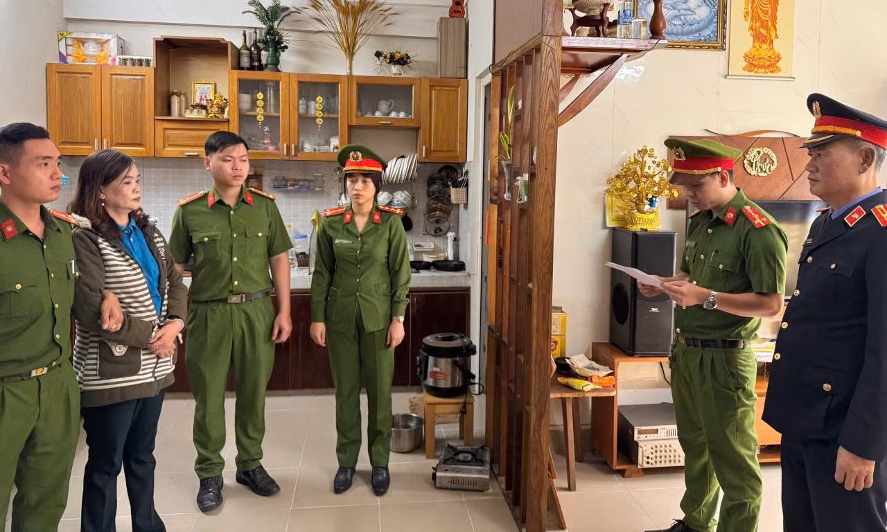 Công an thực hiện lệnh khởi tố đối với Phạm Ngọc Diệu Huyền Công an thực hiện lệnh khởi tố đối với Phạm Ngọc Diệu Huyền