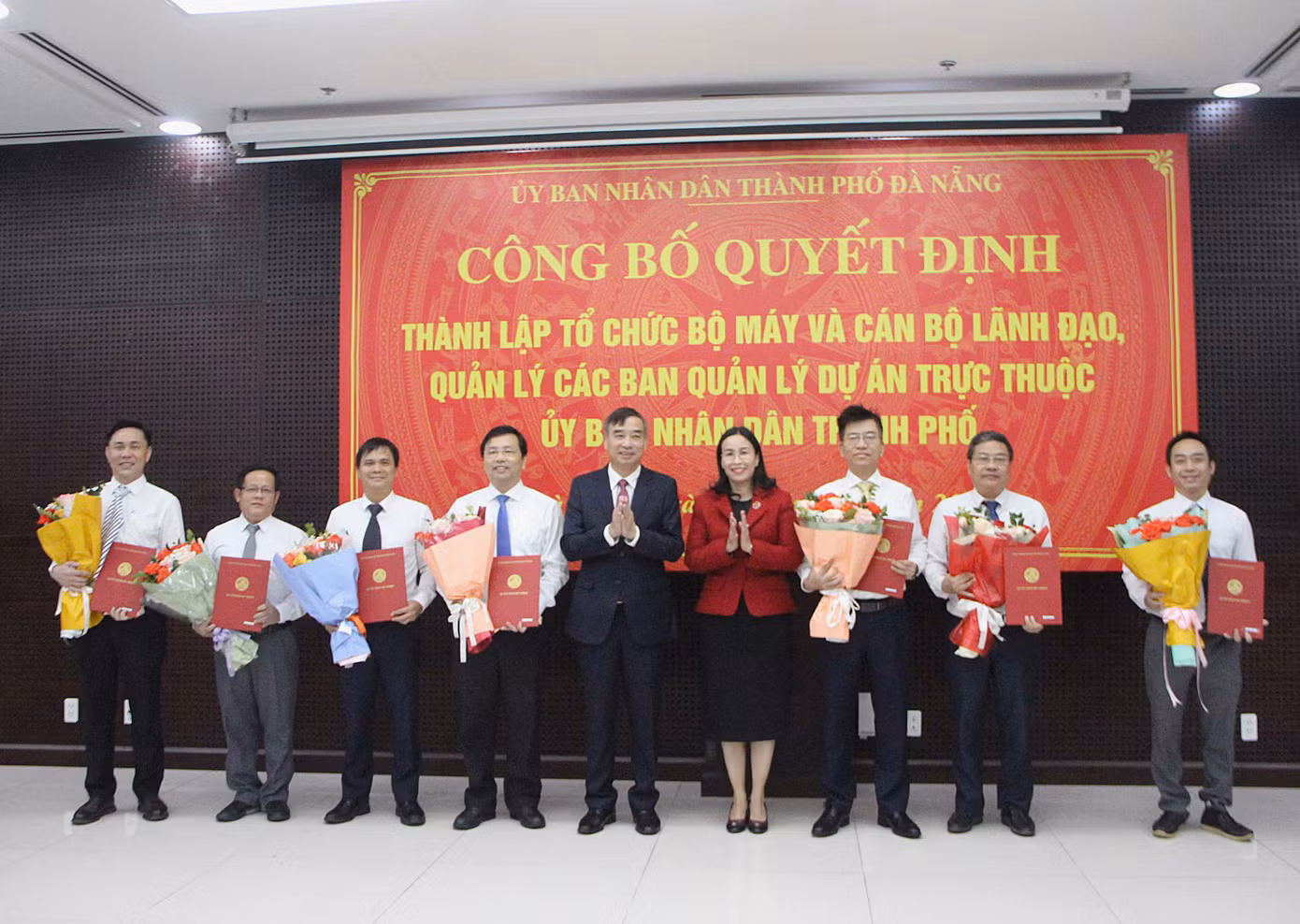 Quang cảnh buổi công bố các quyết định.