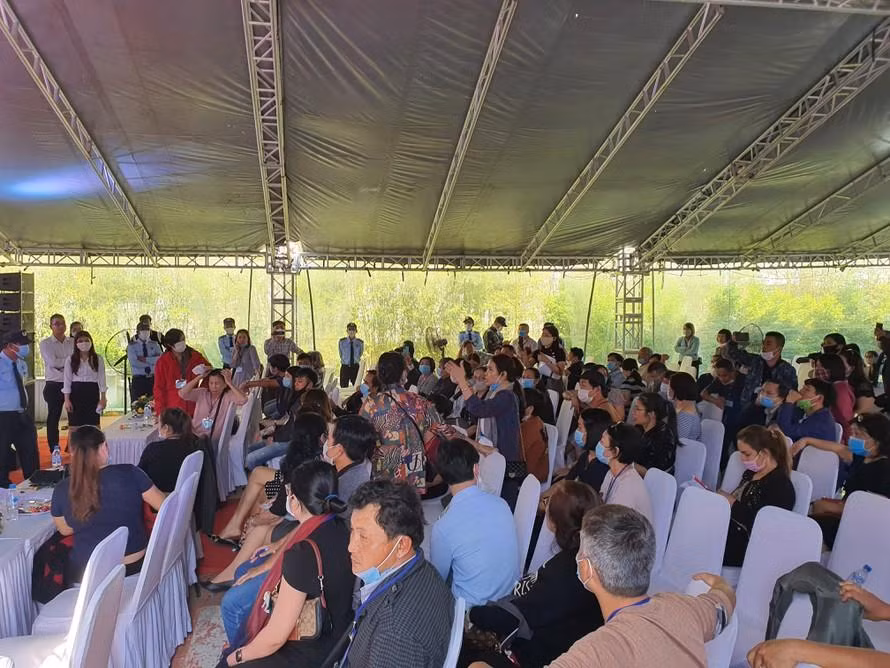 Khách hàng trong một lần đối thoại đòi quyền lợi tại dự án khu đô thị quốc tế Đa Phước.