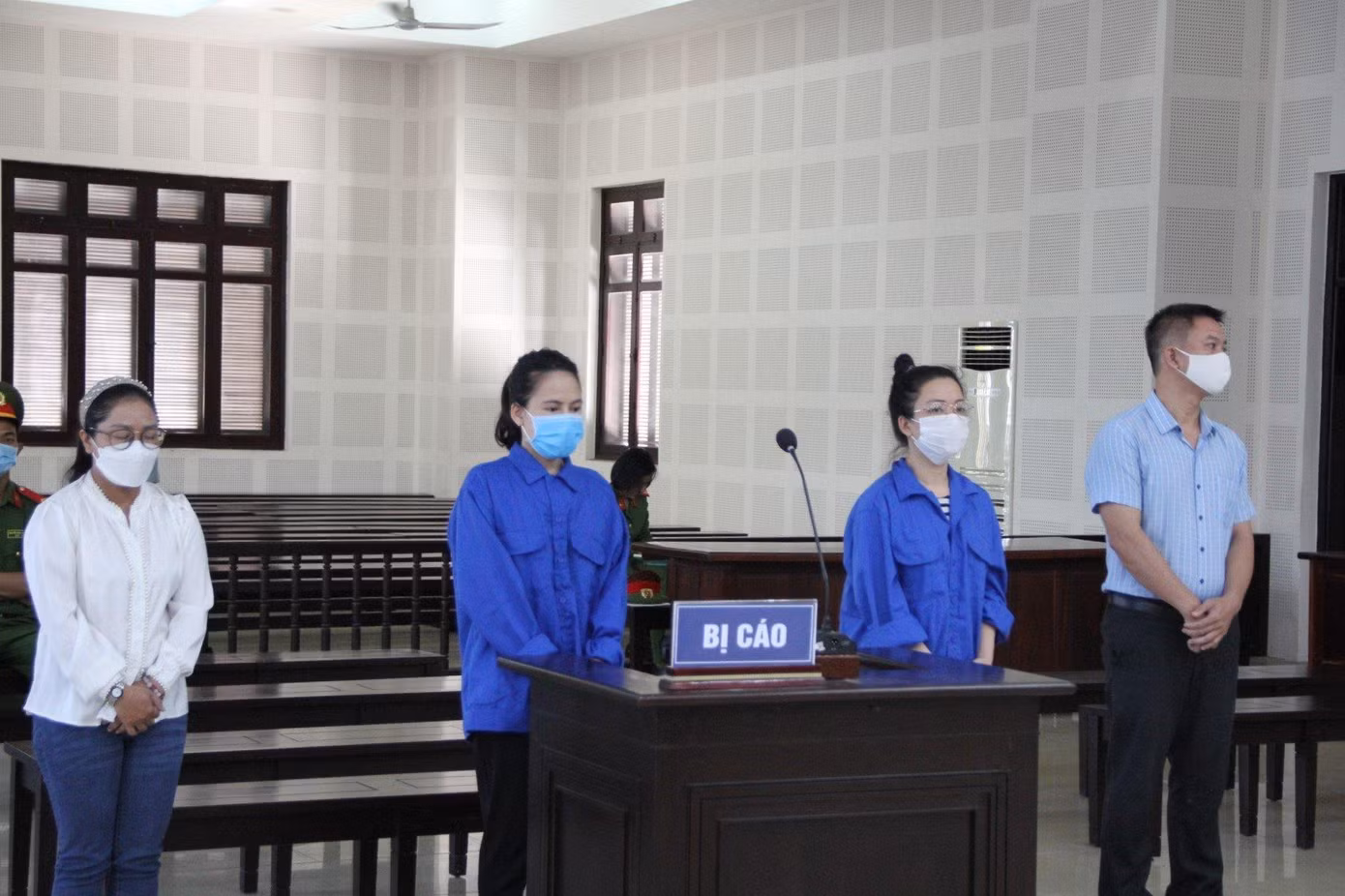 Bốn bị cáo tại phiên toà. Bốn bị cáo tại phiên toà.