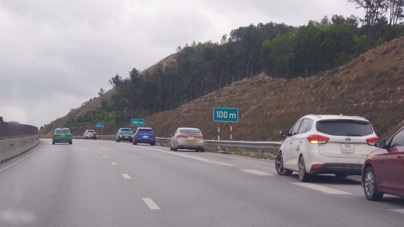Trong khi đó, các tuyến cao tốc qua địa phận Nghệ An, Hà Tĩnh thông thoáng hơn. Các phương tiện ngừng nghỉ dọc các làn khẩn cấp ở cao tốc đoạn Nghi Sơn - Diễn Châu.