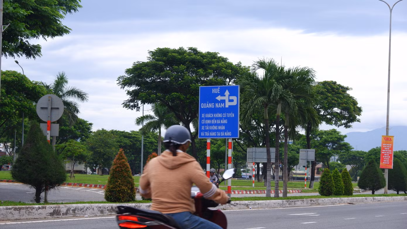 Tại quốc lộ 14B khu vực quanh cầu vượt Hòa Cầm, các biển xung quanh khu vực này vẫn còn ghi hướng đi "Quảng Nam" và "tỉnh Quảng Nam". Trong khi từ 1/7, Quảng Nam và TP Đà Nẵng đã thực hiện sáp nhập thành lập đơn vị hành chính mới với tên gọi TP Đà Nẵng.