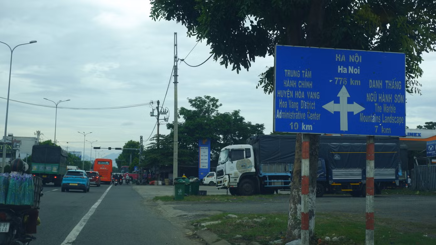 Theo ghi nhận của phóng viên, dọc các tuyến đường lớn ở khu vực trung tâm TP Đà Nẵng, các biển chỉ dẫn đường vẫn ghi địa chỉ các địa phương đã sáp nhập, thay đổi tên gọi đơn vị hành chính.