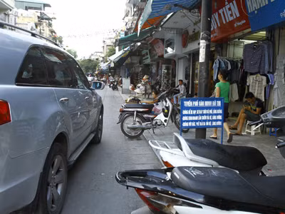 Mặc dù có biển tuyến phố văn minh đô thị nhưng mọi người vẫn không có ý thức chấp hành. Ảnh: Ngọc châu