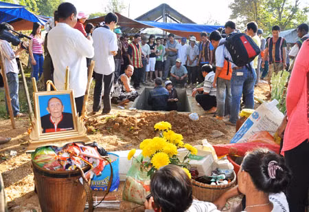Chuẩn bị đặt thi hài vua Voi vào lòng đất