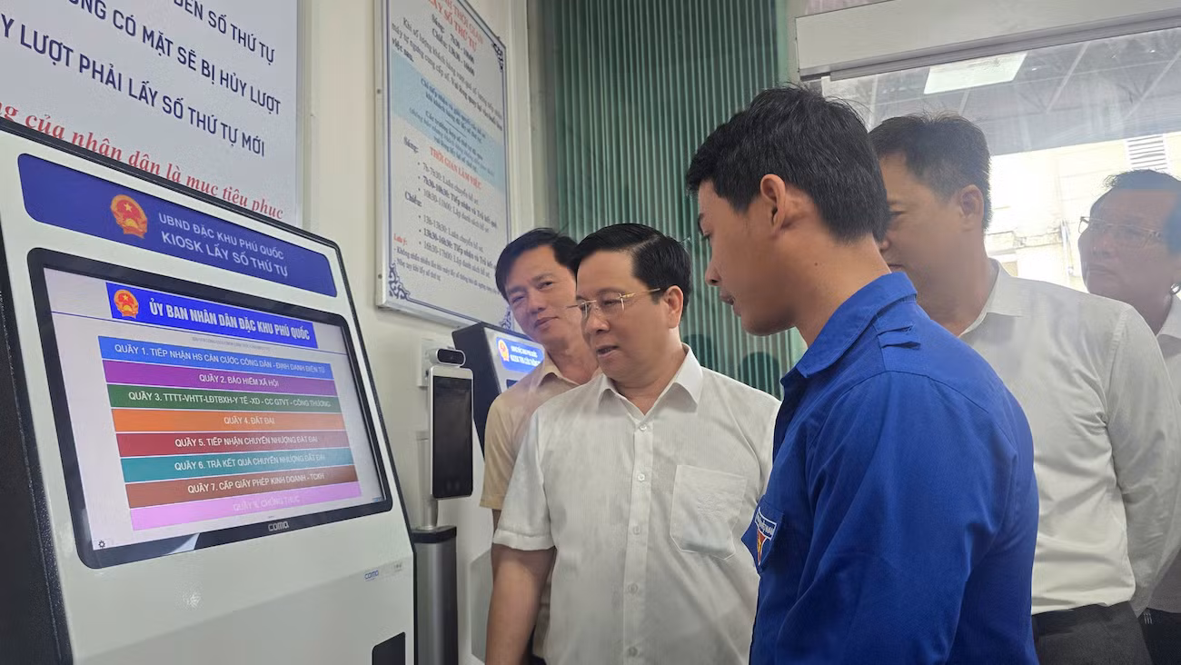 Hỗ trợ, hướng dẫn người dân ưu tiên sử dụng dịch vụ hành chính công để tiết kiệm thời gian. Trong ảnh, ông Hồ Văn Mừng - Chủ tịch UBND tỉnh An Giang kiểm tra việc vận hành trung tâm hành chính công tại đặc khu Phú Quốc sáng 8/7. Hỗ trợ, hướng dẫn người dân ưu tiên sử dụng dịch vụ hành chính công để tiết kiệm thời gian. Trong ảnh, ông Hồ Văn Mừng - Chủ tịch UBND tỉnh An Giang kiểm tra việc vận hành trung tâm hành chính công tại đặc khu Phú Quốc sáng 8/7.