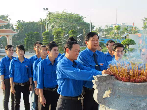 Ban Thường vụ dâng hương