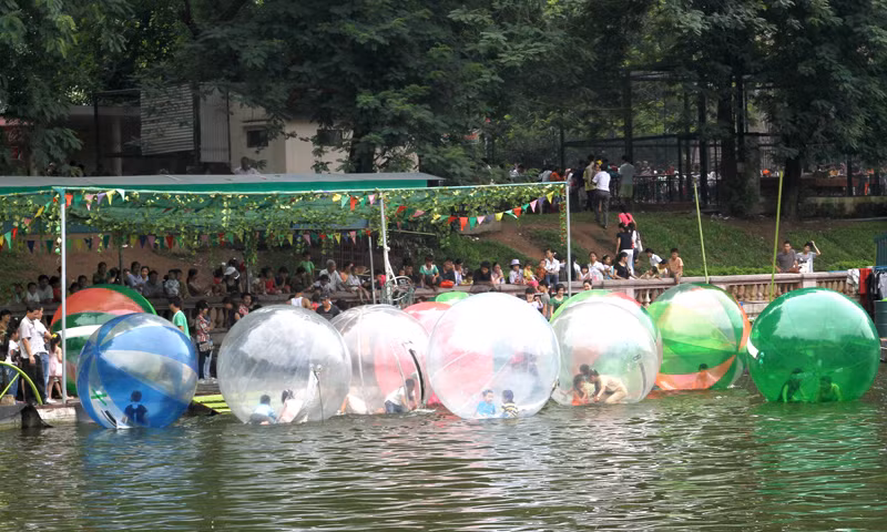 Chơi bong bóng nước
