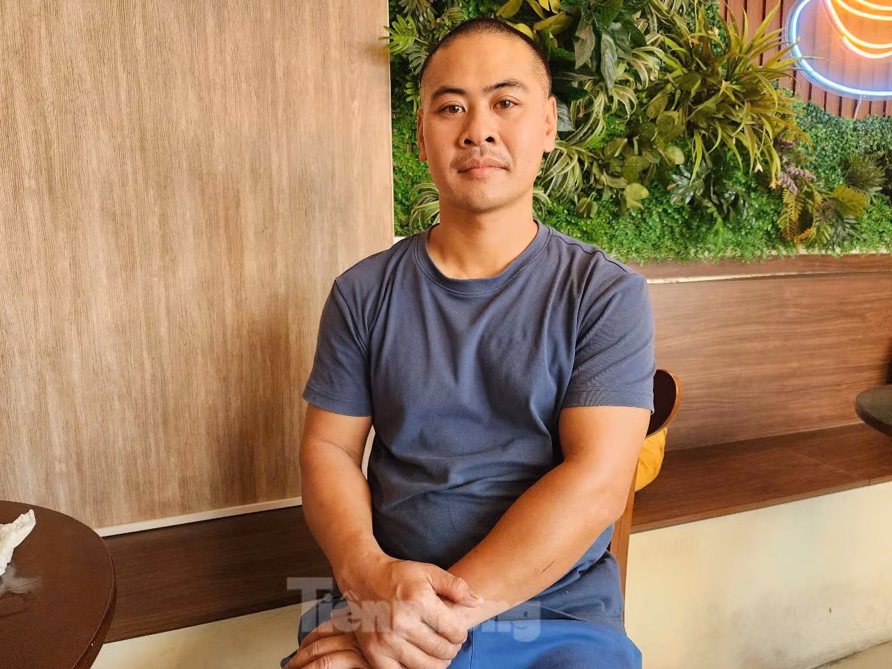 Phạm Văn Hiếu trò chuyện với phóng viên. Phạm Văn Hiếu trò chuyện với phóng viên.