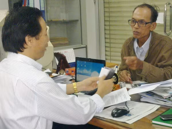 Ông Bậc (phải) trình bày vụ việc với PV Tiền Phong. Ông Bậc (phải) trình bày vụ việc với PV Tiền Phong