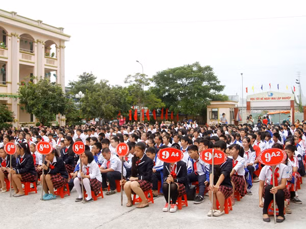 Đông đảo học sinh THCS Nam Trung Yên đã có mặt tại lễ phát động