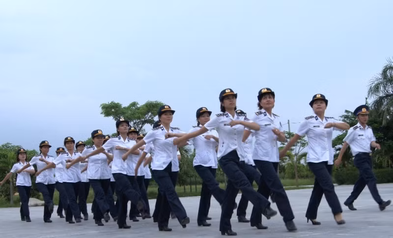 Khối nữ Vùng Cảng sát Biển 1 luyện tập điều lệnh