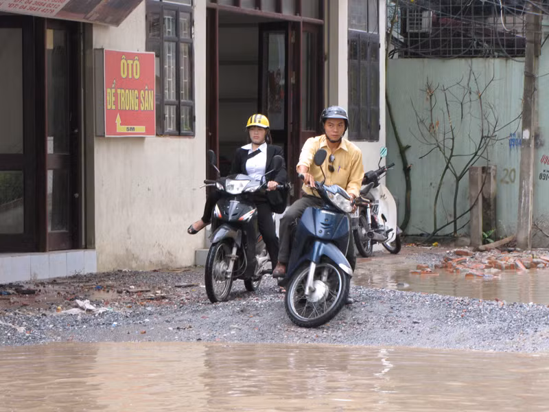 Nhiều người chọn cách quay lại đi đường khác. Ảnh: Trường Phong.
