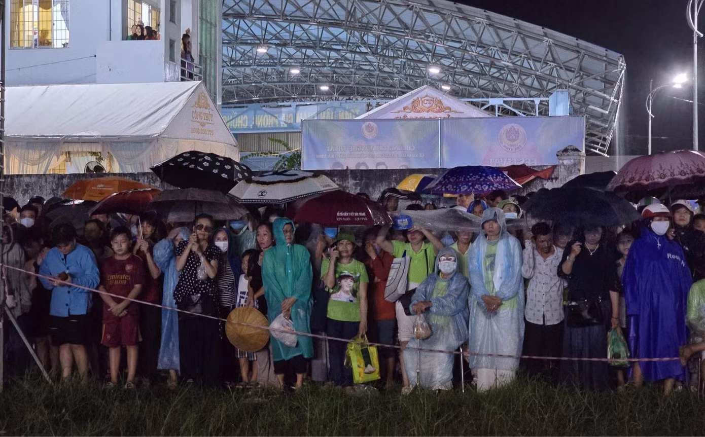 Người dân đội mưa theo dõi khai mạc Festival 100 năm Dừa sáp và Tuần lễ Vu Lan Thắng hội huyện Cầu Kè 2024.