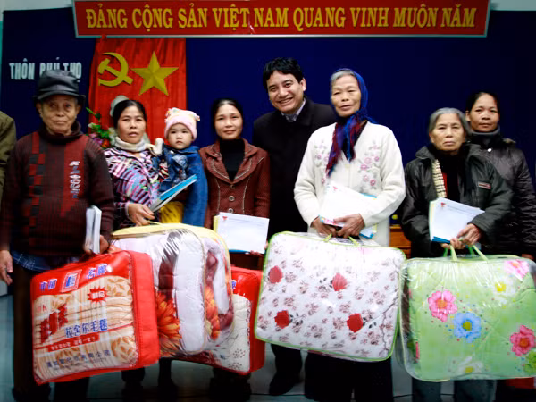 Trước đó, (ngày 27-1), tại xã An Thủy (Lệ Thủy, Quảng Bình), đoàn công tác T.Ư Đoàn và đã chúc tết và tặng quà cho nhân dân, thiếu nhi có hoàn cảnh khó khăn tại