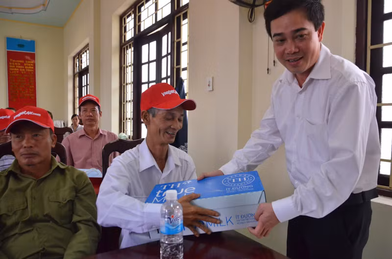 Bí thư tỉnh đoàn Thái Bình, Nguyễn Văn Huy thăm hỏi và tặng quà các thương bệnh binh
