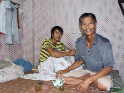 Ông Vũ Ngọc Hiệu cùng con trai Vũ Chí Đường trong phòng trọ ở gần cầu Định Công