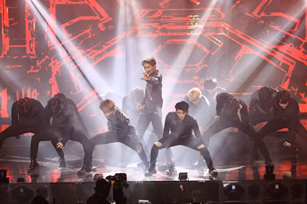 Nhóm nhạc nam nổi tiếng Hàn Quốc SEVENTEEN biểu diễn tại Gaon Chart K-pop Awards lần thứ 8.