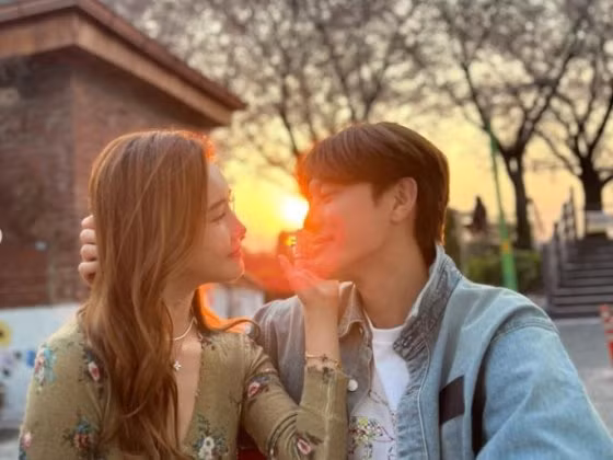 Choi Seong-Jun, người bạn chung của cả hai, người được cho là 'mai mối' đã chia sẻ về những rạn nứt tình cảm của Se7en và Lee Da Hae năm 2021: "Có những thăng trầm khi hẹn hò. Không phải đã có một sự cố lớn khác vào năm ngoái sao? Nhưng ngay cả khi họ không hẹn hò, tôi biết họ vẫn luôn dành cho nhau một thứ tình cảm đặc biệt, hơn cả tri kỷ". Choi Seong-Jun, người bạn chung của cả hai, người được cho là 'mai mối' đã chia sẻ về những rạn nứt tình cảm của Se7en và Lee Da Hae năm 2021: "Có những thăng trầm khi hẹn hò. Không phải đã có một sự cố lớn khác vào năm ngoái sao? Nhưng ngay cả khi họ không hẹn hò, tôi biết họ vẫn luôn dành cho nhau một thứ tình cảm đặc biệt, hơn cả tri kỷ".