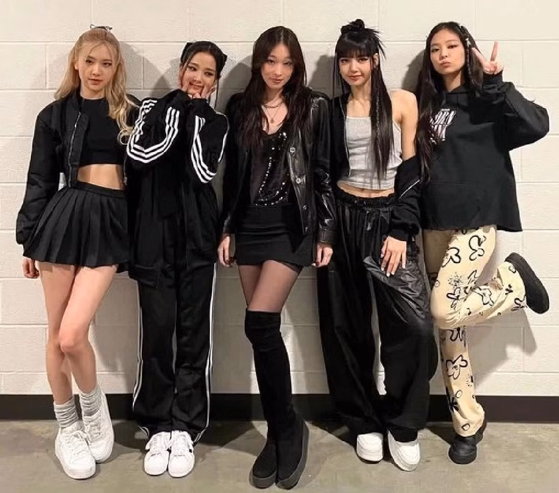 Đặc biệt, Moon Seo Yoon có mối quan hệ khá thân thiết với BLACKPINK. Mới đây, cô cũng đã đến xem concert của nhóm.