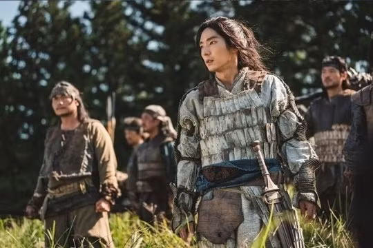 Lee Joon Ki đã thể hiện một cách tự nhiên khía cạnh nhạy bén và nhanh nhẹn của nhân vật Saya, một người bạn chí cốt, cùng với tinh thần chiến đấu quật cường của Eunseom, thủ lĩnh hợp nhất của người Ago.