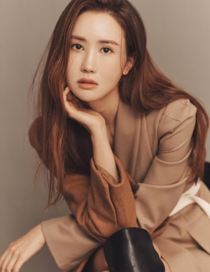 Lee Da Hae từng là 'ngôi sao' thế hệ 8X đình đám của màn ảnh Hàn Quốc trong những năm 2005 - 2010, xuất thân là một người mẫu. Cô bước vào làng giải trí sau khi tham gia cuộc thi Hoa hậu Truyền thống Hàn Quốc (Miss Chunhyang) năm 2001 khi mới 17 tuổi. Thời điểm đó, Lee Da Hae cũng là thí sinh nhỏ tuổi nhất đạt được danh hiệu cao nhất trong cuộc thi. Những năm sau đó, cô quyết định mở rộng khả năng của mình bằng việc lấn dần sang ca hát và diễn xuất. Qua những bộ phim như My Girl, East of Eden (Phía đông vườn địa đàng), Chuno, Hoa hồng xanh, Haru…, Lee Da Hae dần khẳng định vị trí hạng A của mình trong làng giải trí xứ Hàn. Lee Da Hae từng là 'ngôi sao' thế hệ 8X đình đám của màn ảnh Hàn Quốc trong những năm 2005 - 2010, xuất thân là một người mẫu. Cô bước vào làng giải trí sau khi tham gia cuộc thi Hoa hậu Truyền thống Hàn Quốc (Miss Chunhyang) năm 2001 khi mới 17 tuổi. Thời điểm đó, Lee Da Hae cũng là thí sinh nhỏ tuổi nhất đạt được danh hiệu cao nhất trong cuộc thi. Những năm sau đó, cô quyết định mở rộng khả năng của mình bằng việc lấn dần sang ca hát và diễn xuất. Qua những bộ phim như My Girl, East of Eden (Phía đông vườn địa đàng), Chuno, Hoa hồng xanh, Haru…, Lee Da Hae dần khẳng định vị trí hạng A của mình trong làng giải trí xứ Hàn.