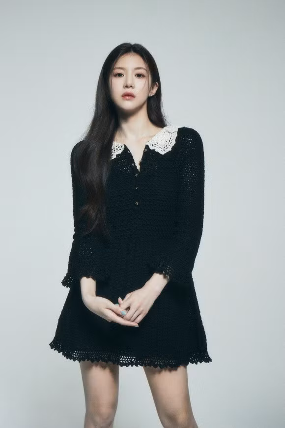 Go Yun Jung trước đây đã xuất hiện trong tác phẩm Hwanmoon: Light and Shadow của chị em nhà Hong. Go Yun Jung hiện đang thu hút sự chú ý nhờ kỹ năng diễn xuất phát triển nhanh chóng của mình trong loạt phim Disney+ Moving mới vừa kết thúc. Hơn nữa 'mỹ nhân thế hệ mới' này còn vừa nhận lời đóng vai chính trong bộ phim được coi là ngoại truyện của loạt phim ăn khách Hospital Playlist của đài tvN. Ngoài ra, Go Yun Jung còn tăng độ 'phủ sóng' của mình khi xuất hiện trong loạt phim gốc của TVING Lee Jae, I'll Die Soon, sẽ được phát hành vào tháng Mười Hai. Go Yun Jung trước đây đã xuất hiện trong tác phẩm Hwanmoon: Light and Shadow của chị em nhà Hong. Go Yun Jung hiện đang thu hút sự chú ý nhờ kỹ năng diễn xuất phát triển nhanh chóng của mình trong loạt phim Disney+ Moving mới vừa kết thúc. Hơn nữa 'mỹ nhân thế hệ mới' này còn vừa nhận lời đóng vai chính trong bộ phim được coi là ngoại truyện của loạt phim ăn khách Hospital Playlist của đài tvN. Ngoài ra, Go Yun Jung còn tăng độ 'phủ sóng' của mình khi xuất hiện trong loạt phim gốc của TVING Lee Jae, I'll Die Soon, sẽ được phát hành vào tháng Mười Hai.