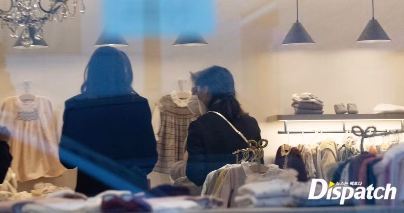 Bạn gái Song Joong Ki được Dispatch "theo chân" khi đi mua sắm quần áo cho em bé gần đây.