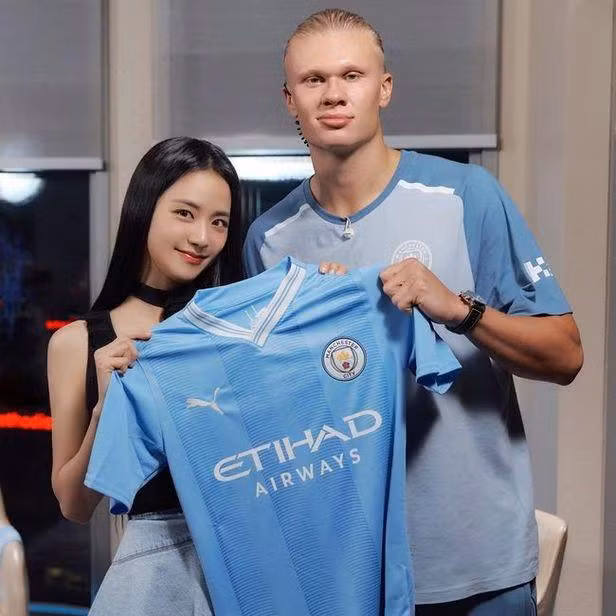Trước khi ra sân bay để khởi hành đến Hà Nội, Jisoo đã kịp có màn giao lưu với tiền đạo đội bóng xuất sắc nhất thế giới vừa giành được cú ăn ba Man City, Haaland. Haaland đã thể hiện phong độ đỉnh cao mùa rồi, với 52 bàn thắng, trong đó có 36 bàn ở giải VĐQG. Ngay khi gia nhập đội bóng, Haaland đã trở thành Vua phá lưới Premier League và thể hiện 'bản năng quái vật' của mình. Man City đang có chuyến du đấu châu Á và bắt đầu trận giao hữu với Atletico Madrid tại sân vận động World Cup Seoul vào lúc 20h ngày 30/7. Jisoo là giọng ca chính của BLACKPINK, nhóm nhạc nữ 4 thành viên nổi tiếng thế giới. Tính đến ngày 22/7, album solo của Jisoo đã lọt vào bảng xếp hạng Billboard trong 15 tuần liên tiếp, xếp thứ 173 trên bảng xếp hạng Global 200 (nữ ca sĩ solo Hàn Quốc đầu tiên và lập kỷ lục lâu nhất trên bảng xếp hạng này), nhận được sự yêu thích không hề suy giảm. Ngoài ra, ca khúc chủ đề và các ca khúc b-side đang đồng thời nhận được sự yêu mến.