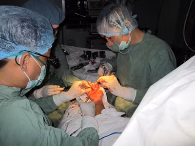 Bác sĩ Phan Dzư Lê Thắng đang mổ một ca đứt lìa tay qua kính hiển vi nhưng cuộc mổ kéo dài 6 tiếng này anh chỉ được trả 50-65.000 đồng. Ảnh: L.N Bác sĩ Phan Dzư Lê Thắng đang mổ một ca đứt lìa tay qua kính hiển vi nhưng cuộc mổ kéo dài 6 tiếng này anh chỉ được trả 50-65.000 đồng