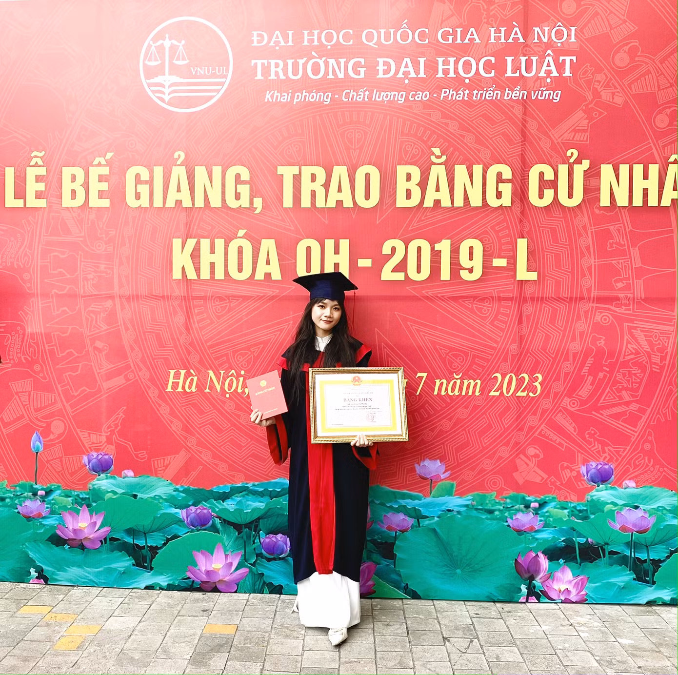 Tống Thị Phương tại lễ tốt nghiệp. Tống Thị Phương tại lễ tốt nghiệp.