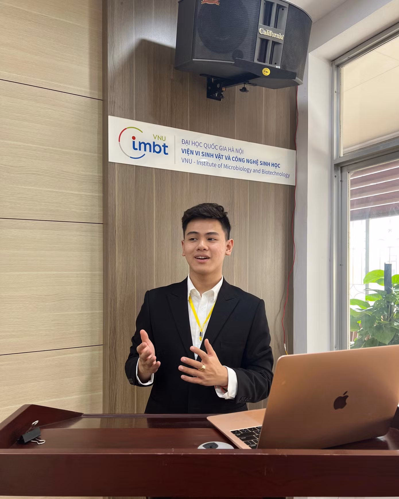Nguyễn Hoàng Bá Huy là sinh viên trường Đại học Luật Thành phố Hồ Chí Minh, chuyên ngành Thương mại - Dân sự - Quốc tế.