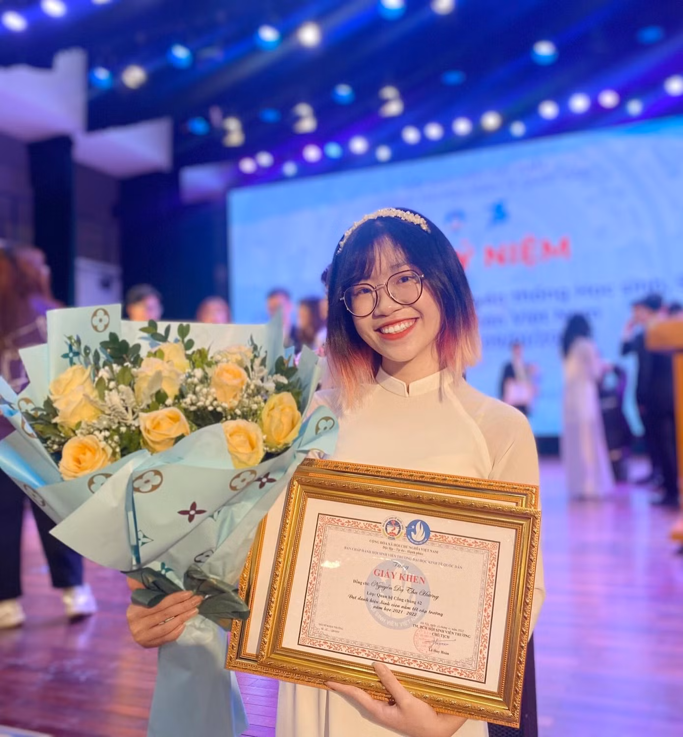 Nữ sinh xuất sắc chinh phục danh hiệu "Sinh viên 5 tốt" Trường Đại học Kinh tế Quốc dân.