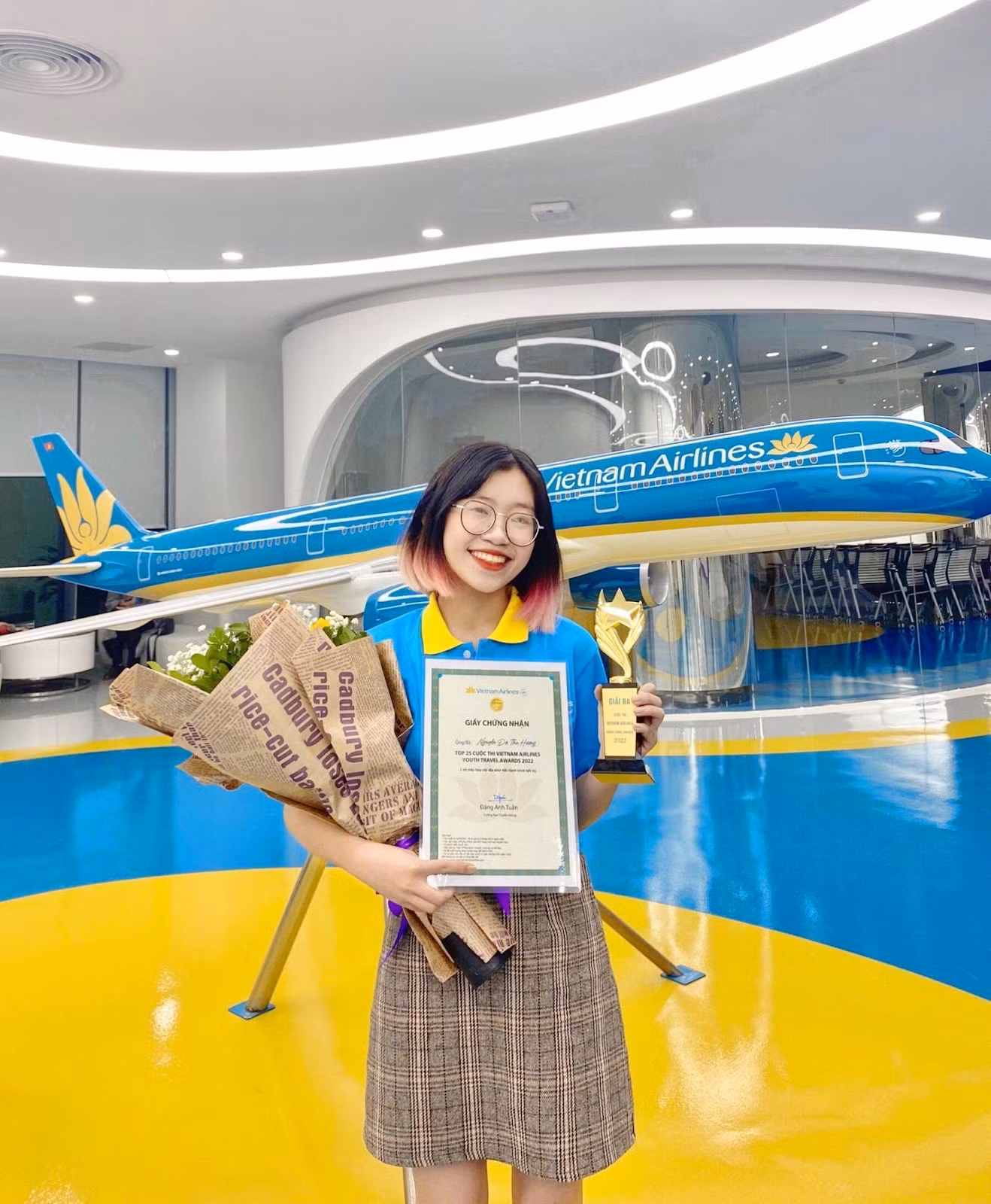 Thu Hương cùng đồng đội xuất sắc giành giải Quý quân cuộc thi Vietnam Airlines Youth Travel Awards.