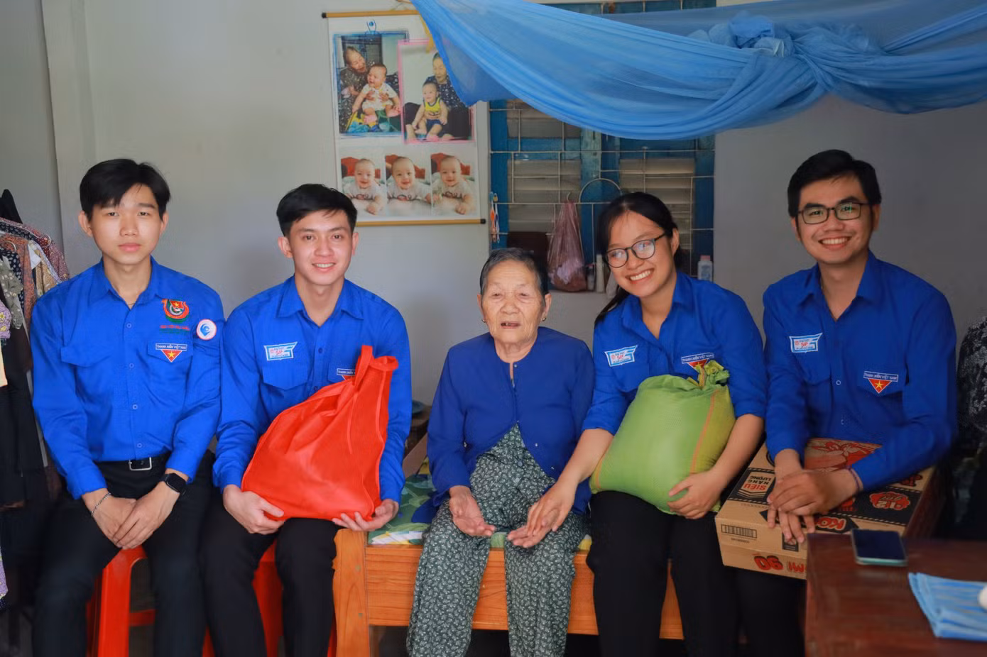Thoại cùng các bạn tình nguyện viên thăm Mẹ Việt Nam anh hùng. Thoại cùng các bạn tình nguyện viên thăm Mẹ Việt Nam anh hùng.