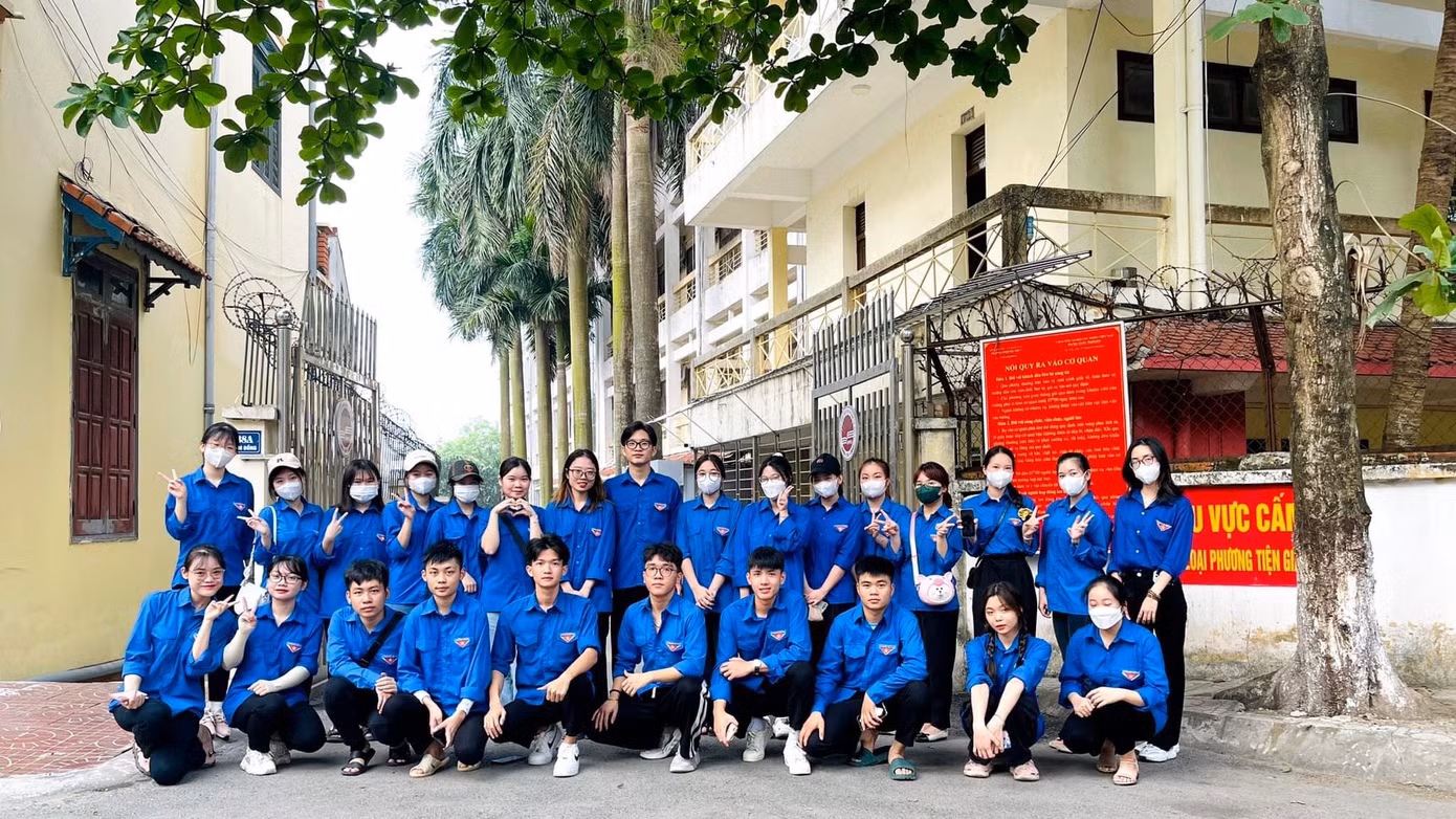 Tích cực tham gia các hoạt động, phong trào cùng các câu lạc bộ trong nhà trường.