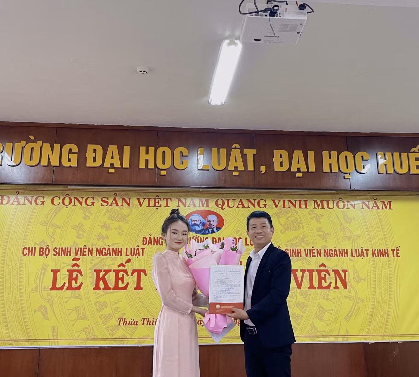 Vinh dự được kết nạp vào hàng ngũ của Đảng Cộng sản Việt Nam. Vinh dự được kết nạp vào hàng ngũ của Đảng Cộng sản Việt Nam.