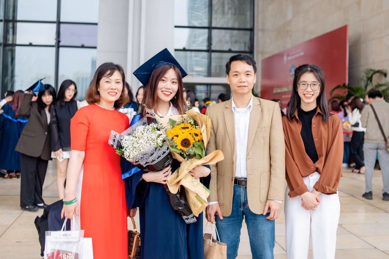Mai Anh cùng bố mẹ dự lễ tốt nghiệp của chị gái. Mai Anh cùng bố mẹ dự lễ tốt nghiệp của chị gái.