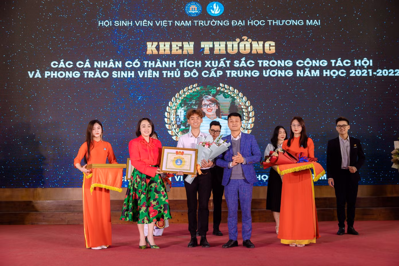 Nhận khen thưởng công tác Hội và Phong trào sinh viên của Trung ương Hội.