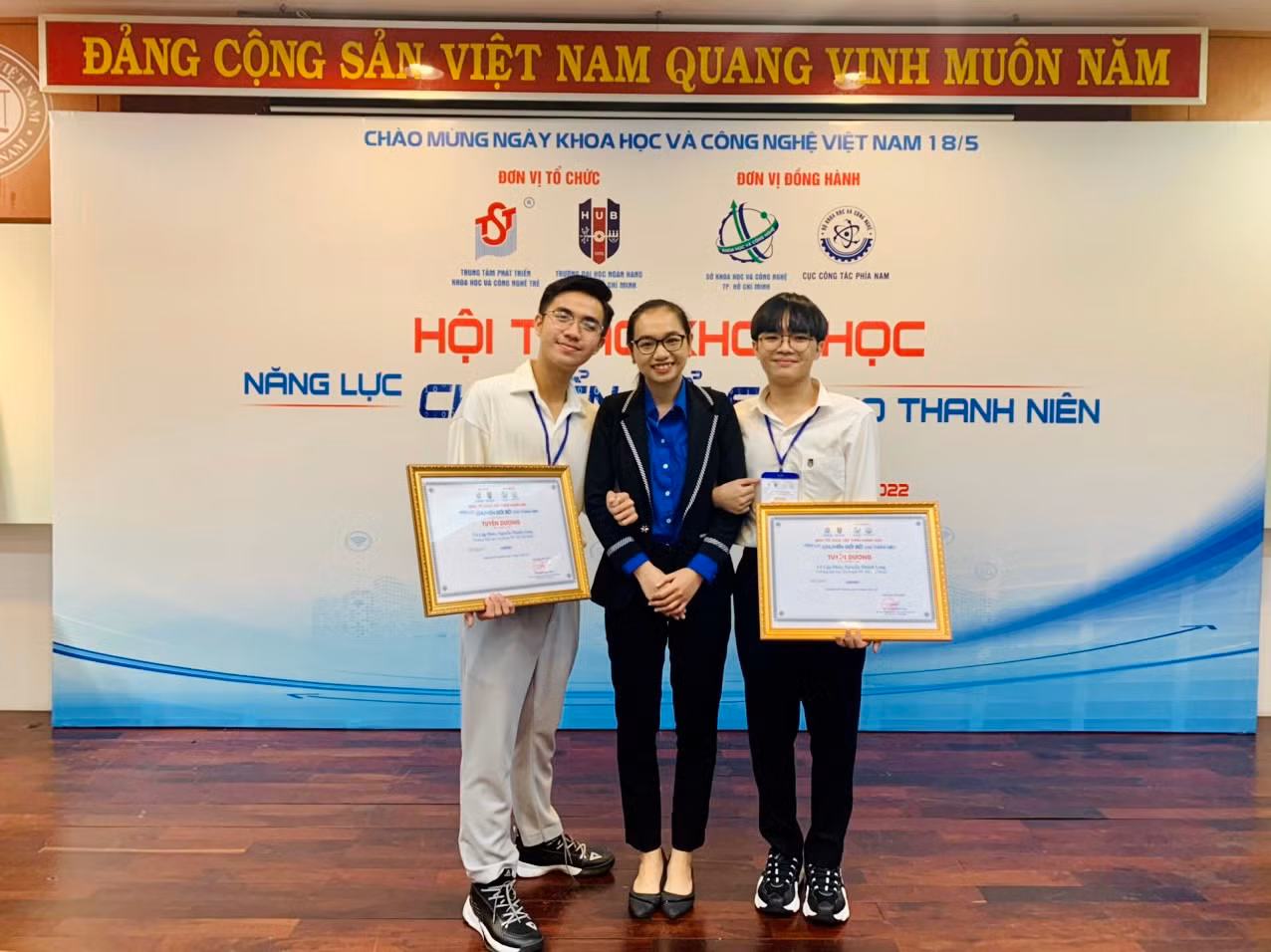 Phúc (ngoài cùng bên trái) tham dự Hội thảo Năng lực chuyển đổi số cho thanh niên. Phúc (ngoài cùng bên trái) tham dự Hội thảo Năng lực chuyển đổi số cho thanh niên.