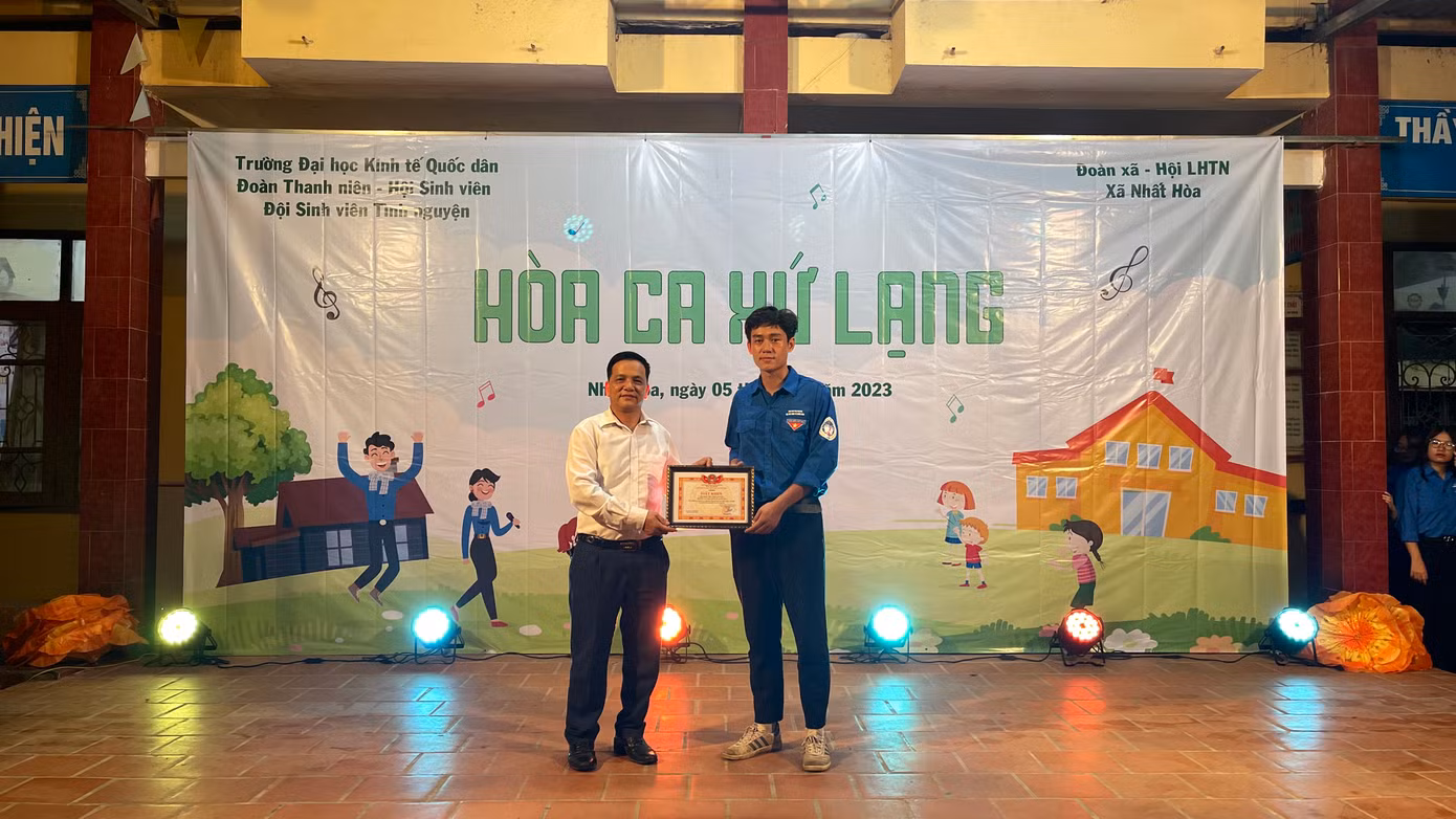 Đội trưởng Dương Thế Cảnh đại diện nhận Bằng khen.