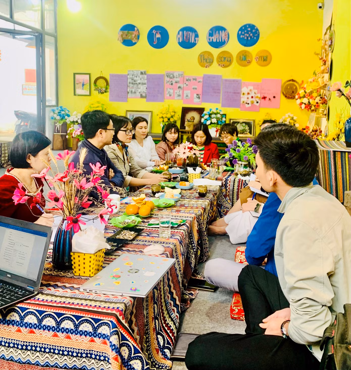 Khách tới tham quan phòng trưng bày và ủng hộ sản phẩm do trẻ khuyết tật làm.