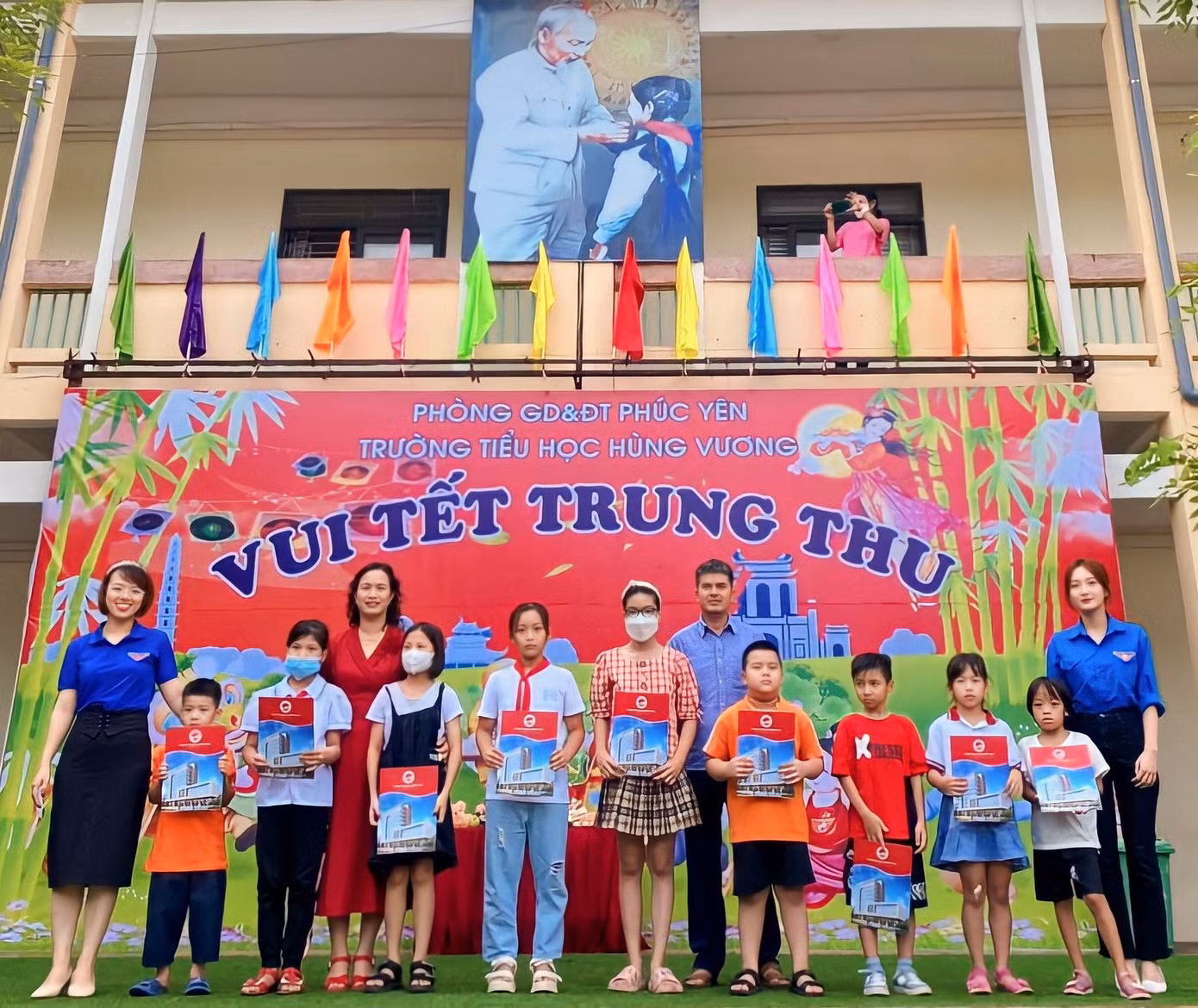 Tú Anh tham gia tặng quà cho các bạn học sinh có hoàn cảnh khó khăn.