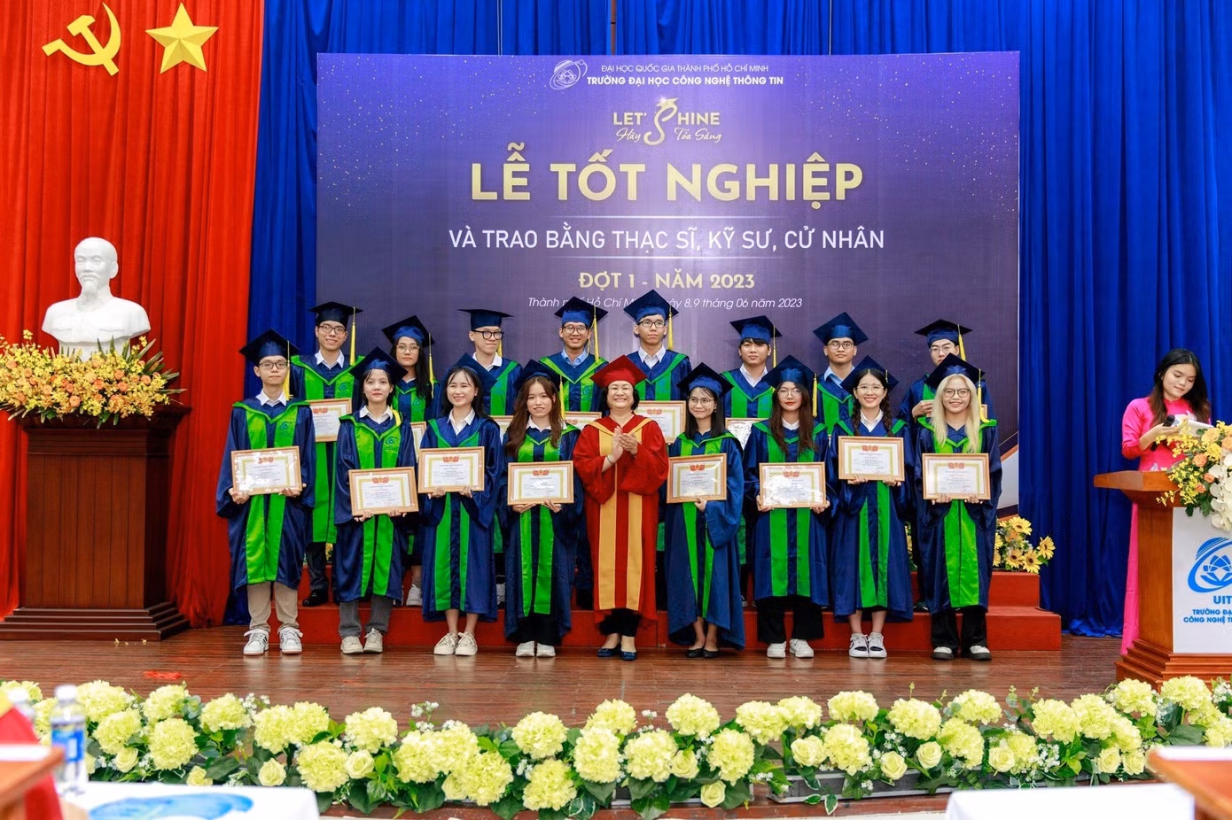 Khoảnh khắc vinh danh các thủ khoa.