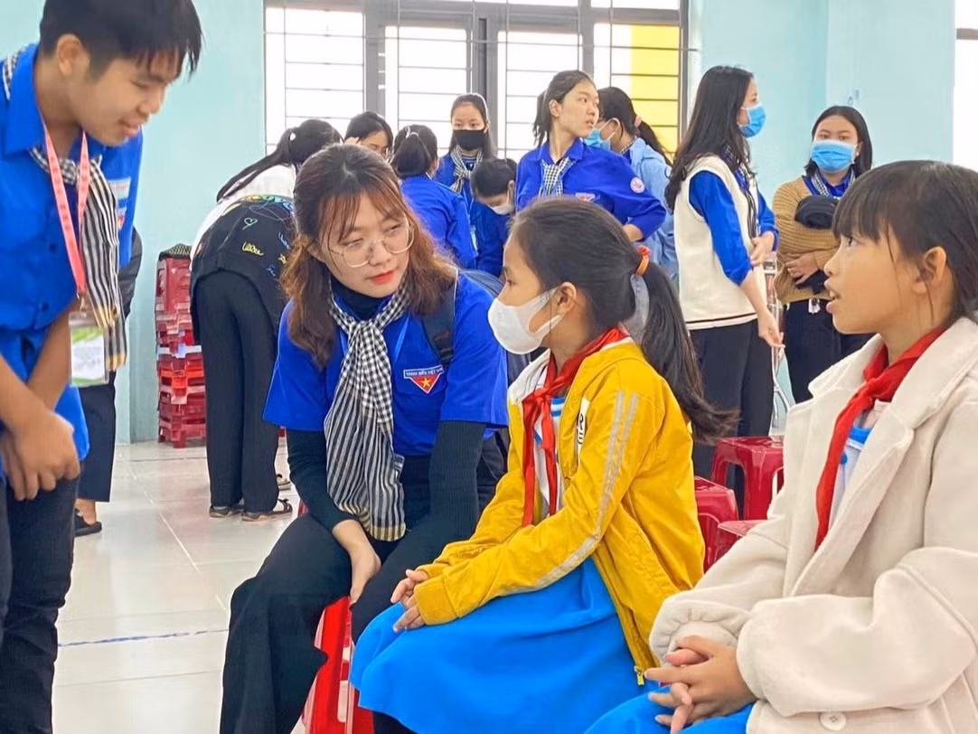 Không chỉ giỏi chuyên môn, Mai Thị Lệ Huyền còn là thủ lĩnh phong trào thanh niên của Trường Trung học phổ thông Chuyên Nguyễn Bỉnh Khiêm, tỉnh Quảng Nam. Ảnh: NVCC