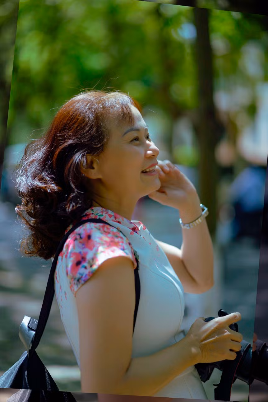 Cô giáo Dương Thị Ngọc Chiến quê Quỳnh Lưu, Nghệ An, sinh ra và lớn lên tại Hà Nội.