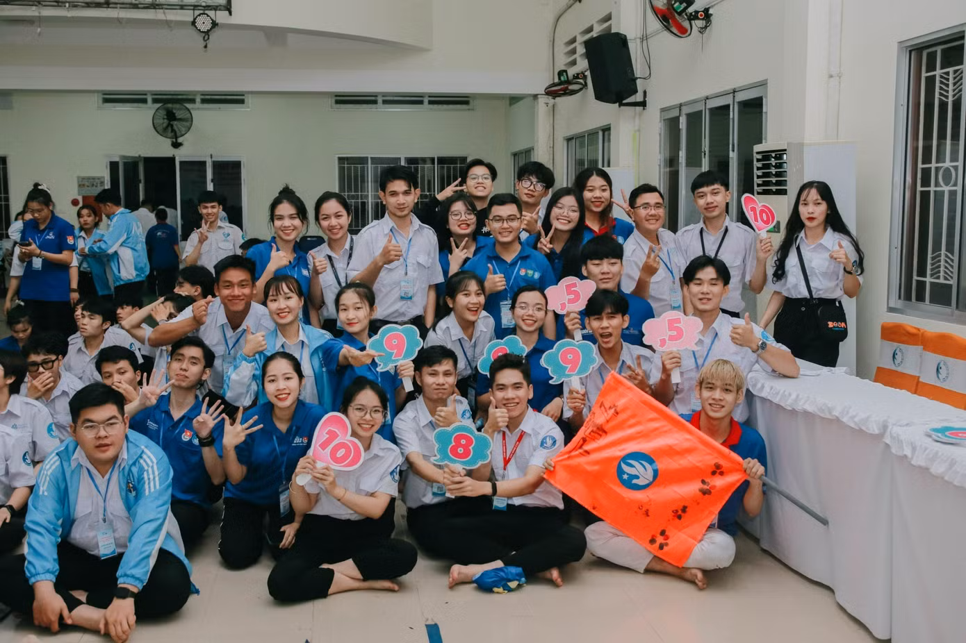 Hoạt động Đoàn – Hội giúp Phong làm quen với nhiều người bạn mới. Hoạt động Đoàn – Hội giúp Phong làm quen với nhiều người bạn mới.