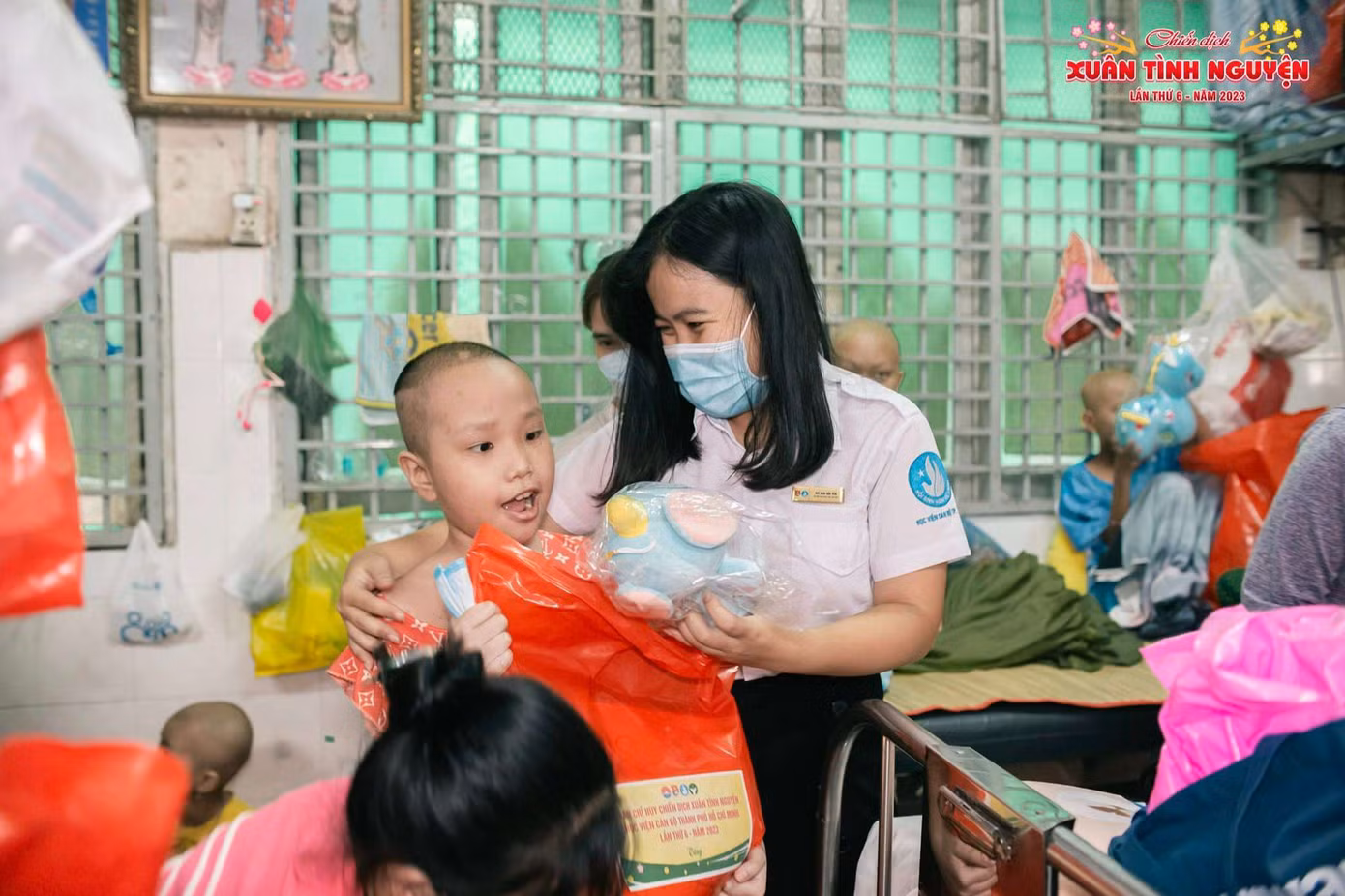 Hải Yến là người giàu tình cảm, biết yêu thương và giúp đỡ mọi người.